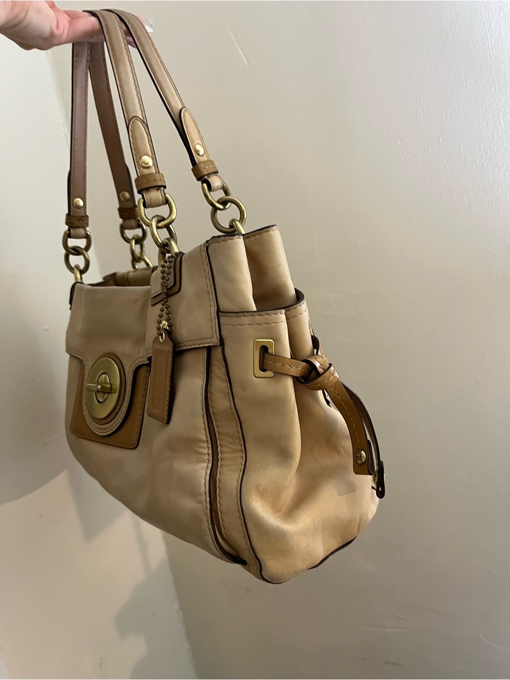 Coach Peyton Leather Tote Handbag in Tan with Gold Hardware - Picture 11 of 15